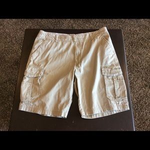 Men’s UNIONBAY 42 tan cargo shorts.